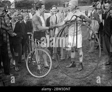 Il vecchio si congratula con il nuovo . Toni Merkens, il campione di sprint dilettante del mondo, congratulato con il signor H T Churchley, di 65 anni, Che è ancora fedele alla macchina di farthing penny dopo aver vinto la gara di sprint invito al Meeting of Champions , Herne Hill Track , Londra . 7 settembre 1935 Foto Stock