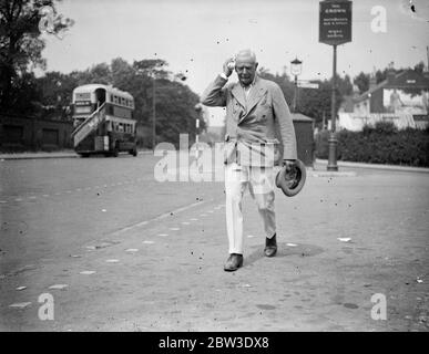 Colonel di 70 anni fa 30 miglia a piedi per mantenere voto . Il tenente colonnello Frank Harris , che ha 70 anni , cammina per trenta miglia dalla sua casa a Southborough , Kent, fino al London Bridge , a una distanza di 30 miglia nel suo settantesimo compleanno . La passeggiata è in corso di esecuzione secondo un voto fatto dal colonnello quaranta quattro anni fa, quando suo padre fece la stessa passeggiata il suo settantesimo compleanno . Foto mostra il tenente colonnello Frank Harris che si stropiccia sulla fronte durante la sua passeggiata vicino a Sevenoaks . 7 agosto 1935 Foto Stock