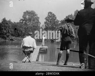 Concorrente donna per il trofeo di lancio del volo del Duke of Westminster . Spettacoli fotografici , la pesca con la mosca di salmone Hon Mary Monet . 22 giugno 1935 Foto Stock