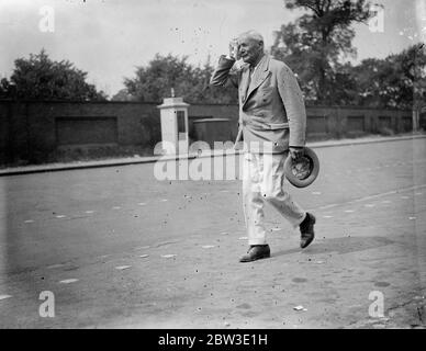 Colonel di 70 anni fa 30 miglia a piedi per mantenere voto . Il tenente colonnello Frank Harris , che ha 70 anni , cammina per trenta miglia dalla sua casa a Southborough , Kent, fino al London Bridge , a una distanza di 30 miglia nel suo settantesimo compleanno . La passeggiata è in corso di esecuzione secondo un voto fatto dal colonnello quaranta quattro anni fa, quando suo padre fece la stessa passeggiata il suo settantesimo compleanno . Foto mostra il tenente colonnello Frank Harris che si stropiccia sulla fronte durante la sua passeggiata vicino a Sevenoaks . 7 agosto 1935 Foto Stock