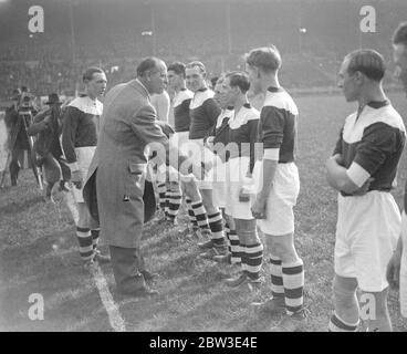 Finale della Coppa dei disoccupati a Wembley . Sir Noel Curtis Bennett stringe le mani con il team Oval House . 21 marzo 1935 Foto Stock