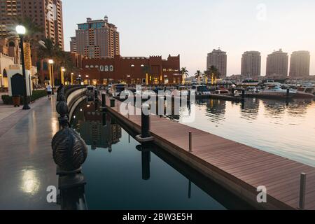 Potrai fare un tramonto lungo il lungomare del porticciolo presso il Pearl-Qatar, un'isola residenziale artificiale a Doha, Qatar Foto Stock