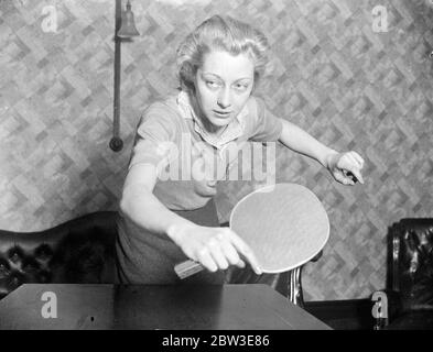 Helen Wills di fama ping-pong a Londra per competere in campionati mondiali . 6 febbraio 1935 Foto Stock