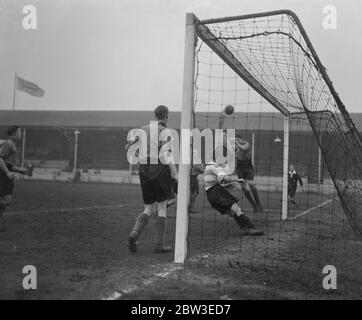 Norman Wharton fa un risparmio spettacolare a Lea Bridge . Clapton Oriant incontrò Norwich City in una partita della Southern League al Lea Bridge Road Ground . Una spettacolare risparmio di Wharton , portiere di Norwich City . 11 febbraio 1935 Foto Stock