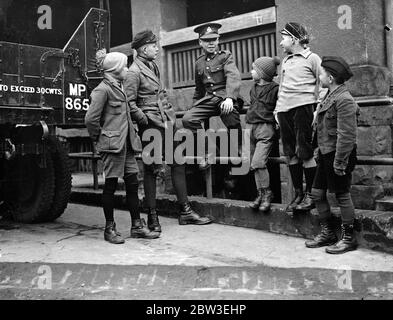 I Tommies britannici trascorrono un buon Natale nella Saar . Scambio di saluti con i bambini Saar . 26 dicembre 1934 Foto Stock