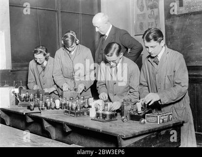 Studenti in una lezione senza fili al Northern Polytechnic , Londra . 11 gennaio 1935 Foto Stock