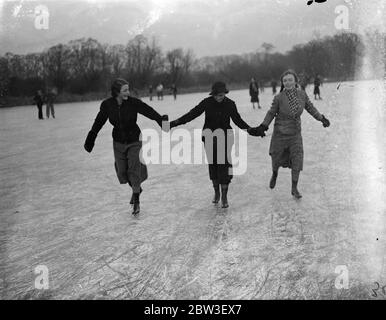 Pattinare in pieno swing sul famoso Lingay Fen , Lincolnshire . Una vista generale del pattinaggio sul Lingay Fen . 22 dicembre 1935 Foto Stock