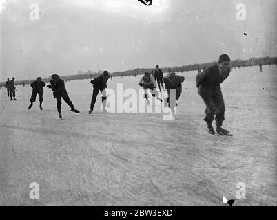 Pattinare in pieno swing sul famoso Lingay Fen , Lincolnshire . Una vista generale del pattinaggio sul Lingay Fen . 22 dicembre 1935 Foto Stock