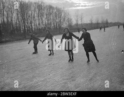 Pattinare in pieno swing sul famoso Lingay Fen , Lincolnshire . Una vista generale del pattinaggio sul Lingay Fen . 22 dicembre 1935 Foto Stock