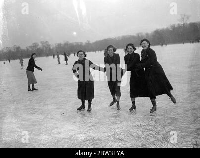 Pattinare in pieno swing sul famoso Lingay Fen , Lincolnshire . Una vista generale del pattinaggio sul Lingay Fen . 22 dicembre 1935 Foto Stock