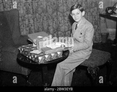 Scrivendo il suo terzo libro a 11 anni di età . London boy con regalo stupefacente acquistato macchina da scrivere con royalties . Robert Holland al lavoro sul suo nuovo libro con la sua macchina da scrivere . 21 dicembre 1935 Foto Stock