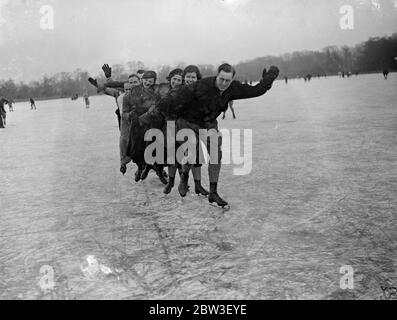 Pattinare in pieno swing sul famoso Lingay Fen , Lincolnshire . Una vista generale del pattinaggio sul Lingay Fen . 22 dicembre 1935 Foto Stock