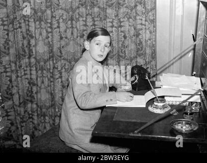 Scrivendo il suo terzo libro a 11 anni di età . London boy con regalo stupefacente acquistato macchina da scrivere con royalties . Robert Holland al lavoro sul suo nuovo libro con la sua macchina da scrivere . 21 dicembre 1935 Foto Stock