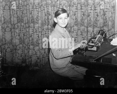 Scrivendo il suo terzo libro a 11 anni di età . London boy con regalo stupefacente acquistato macchina da scrivere con royalties . Robert Holland al lavoro sul suo nuovo libro con la sua macchina da scrivere . 21 dicembre 1935 Foto Stock