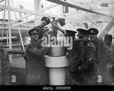 I fusiliers del Lancashire per spendere a galla di Natale - budini come consolazione . Assaggiando il pudding natalizio a bordo del Dorsetshire a Southampton . 12 dicembre 1935 Foto Stock