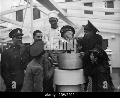 I fusiliers del Lancashire per spendere a galla di Natale - budini come consolazione . Assaggiando il pudding natalizio a bordo del Dorsetshire a Southampton . 12 dicembre 1935 Foto Stock