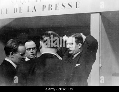 Il signor Eden ha una lunghezza . Il sig. Anthony Eden , ministro degli Affari esteri britannico , stendendo le braccia dietro la testa mentre parla con funzionari del Palazzo della Lega delle Nazioni a Ginevra , dove i delegati attendono il risultato delle nuove proposte di pace in Italia e in Abissinia . 5 marzo 1936 Foto Stock