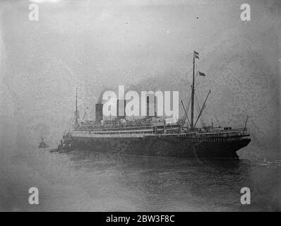 Berengaria della flotta Cunard sotto gli occhi vigili del rimorchiatore ' Flying Kestral ' Foto Stock