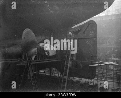 Revisione ad alta velocità per la nave da 16 , 000 tonnellate , SS Ranpura , in ormeggio presso le banchine secche di King George V , Londra per 24 ore . 24 gennaio 1935 Foto Stock