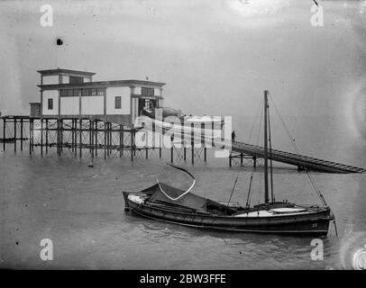 La nuova pista di salvataggio di Southend è stata testata per la prima volta . Spettacoli fotografici ; lancio della grande imbarcazione di Southend . 25 gennaio 1935 Foto Stock