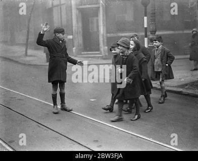 Polizia stradale Boy nominata dalla scuola di Londra del Nord . 29 gennaio 1935 Foto Stock