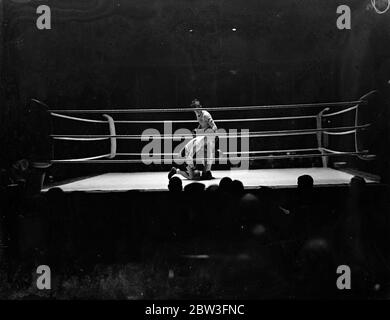 Butler giù nei campionati dilettanti di boxe recupera per vincere. Settanta dilettanti si contendono i titoli della Amateur Boxing Association all'Albert Hall di londra . Tra i concorrenti ci sono minatori , vigili del fuoco , poliziotti , postini , soldati , marinai , sarti , greengrocrocer . Spettacoli fotografici , W H Butler del Club Standard va al ginocchio nel peso di Bantam con F A Ashworth , Sowerby Bridge Club . Butler ha recuperato per vincere . 1 aprile 1936 Foto Stock