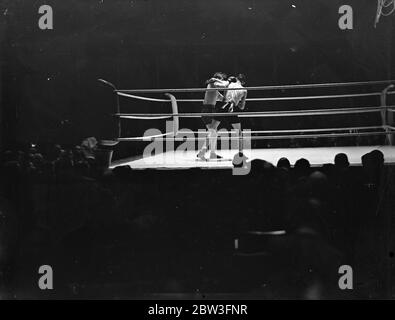 Butler giù nei campionati dilettanti di boxe recupera per vincere. Settanta dilettanti si contendono i titoli della Amateur Boxing Association all'Albert Hall di londra . Tra i concorrenti ci sono minatori , vigili del fuoco , poliziotti , postini , soldati , marinai , sarti , greengrocrocer . Spettacoli fotografici , W H Butler del Club Standard va al ginocchio nel peso di Bantam con F A Ashworth , Sowerby Bridge Club . Butler ha recuperato per vincere . 1 aprile 1936 Foto Stock