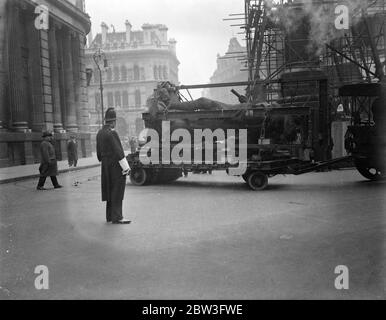 Lavoro tutta la notte per spostare la statua di re Guglielmo IV . Tolto su un carro a vapore . 3 febbraio 1935 Foto Stock