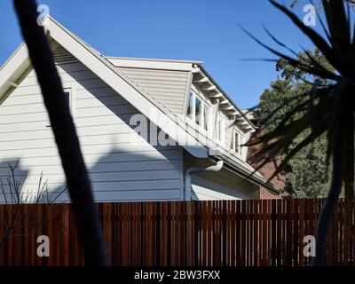 Finestre in elevazione e in dormitorio. Hampden Street Granny Flat, Ashfield, Australia. Architetto: Hector Abrahams Architects, 2020. Foto Stock