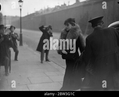 La contessa Haugwitz Reventlow [ Barbara Hutton ] ritorna a casa dopo la prima uscita dalla nascita del figlio . La contessa Haugwitz-Reventlow torna a casa sua nei giardini di Hyde Park dopo il suo viaggio mattutino. 30 marzo 1935 Foto Stock