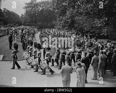 Il Duca di Connaught ispeziona Yeomen della guardia del corpo del Re . La celebrazione del 450° anniversario della fondazione Yeoman . La banda massaggiata del reggimento guardie che dà una mostra di marcia . 28 giugno 1935 Foto Stock