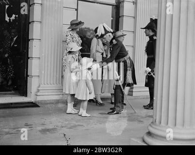 Il Duca di Connaught ispeziona lo Yeomen della Bodyguard del Re , la celebrazione del 450° anniversario della Fondazione Yeoman . Spettacoli fotografici , Principessa Elisabetta e Principessa Margaret , accolti dal Duca di Connaught . 28 giugno 1935 Foto Stock