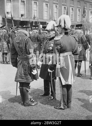 Il Duca di Connaught ispeziona lo Yeomen della Bodyguard del Re , la celebrazione del 450 anniversario della fondazione Yeoman . Spettacoli fotografici ; il duca di Connaught parla con uno dei Warders Yeoman . 28 giugno 1935 Foto Stock