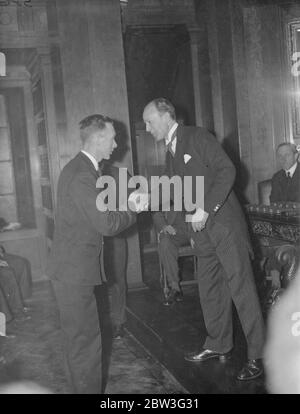 La presentazione delle medaglie Lloyds per il ' Saving Life at Sea', presentata all' equipaggio di salvataggio della nave passeggeri, RMS Ascania, a Londra. Hanno salvato l'equipaggio della nave da carico affondata, SS Unsworth a metà Atlantico. 6 febbraio 1935 Foto Stock