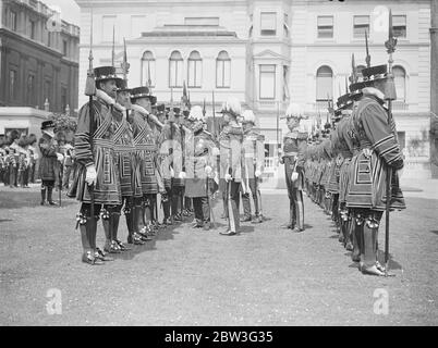 Il Duca di Connaught ispeziona lo Yeomen della Bodyguard del Re . La celebrazione del 450° anniversario della Fondazione Yeoman . 28 giugno 1935 Foto Stock