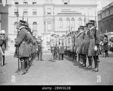 Il Duca di Connaught ispeziona lo Yeomen della guardia del corpo del Re . La celebrazione del 450° anniversario della Fondazione Yeoman . 28 giugno 1935 Foto Stock