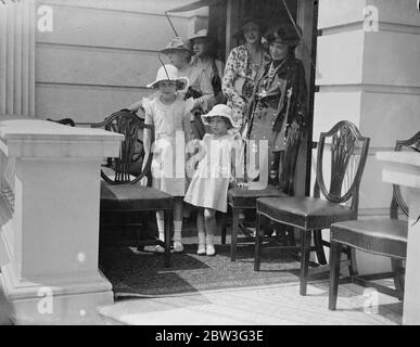 Il Duca di Connaught ispeziona lo Yeomen della Bodyguard del Re , la celebrazione del 450° anniversario della Fondazione Yeoman . Spettacoli fotografici , Principessa Elisabetta e Principessa Margherita . 28 giugno 1935 Foto Stock