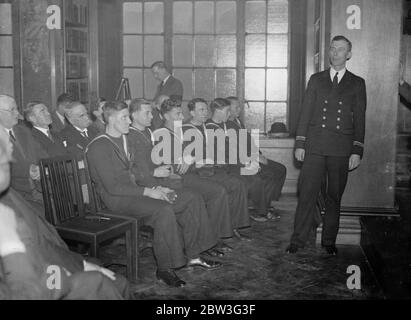 Medaglie Lloyds per, ' Saving Life at Sea ', presentate all' equipaggio di salvataggio della nave passeggeri, RMS Ascania, a Londra. Hanno salvato l'equipaggio della nave da carico affondata, SS Unsworth a metà Atlantico. 6 febbraio 1935 Foto Stock