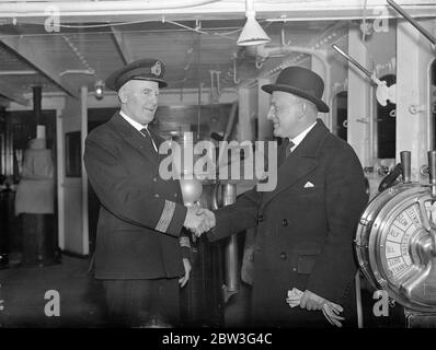 Il comandante della regina Maria arriva a Londra . Il signor C Cotterel, direttore di Southampton di Cunard White Star, si congratula con Sir Edgar Britten per il suo arrivo. 27 novembre 1935 Foto Stock