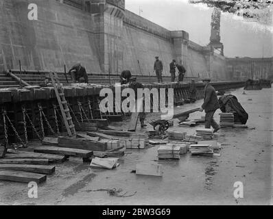 Preparare il Re Giorgio V Drydock alla ' Regina Maria '. I blocchi di chiglia sono in fase di posa e la culla costruita nel re George V Drydock a Southampton in preparazione all'arrivo della ' Queen Mary' Photo Shows , costruendo i blocchi di chiglia con legno nuovo per sopportare l'enorme peso della regina Maria . 23 marzo 1936 Foto Stock