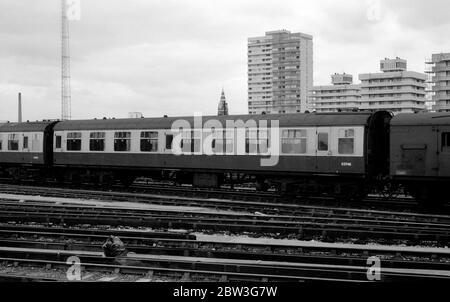 Mark 1 aprire la seconda carrozza n. S3748 alla stazione Clapham Junction, Londra, Regno Unito. 6 settembre 1986. Foto Stock