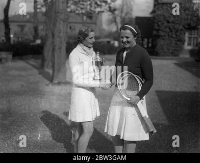 Kay Stammers batte Betty Nuthall nella finale di Roehampton . La sig.ra Kay Stammers ha battuto la sig.ra Betty Nuthall nella finale dei singoli femminili dei campionati di tennis Surrey Hard Court al Roehampton Club . Foto spettacoli , Miss Betty Nuthall congratulandosi con Miss Kay Stammers dopo la partita . 11 aprile 1936 Foto Stock