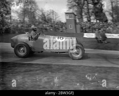 Marinaio che guida a una sola mano , vince la gara su strada dell'Impero britannico . Guidando il sollievo della strega per tutto 250 miglia del corso, R J B Seaman ( Maserati ) ha vinto la gara del trofeo dell'Impero britannico , la prima gara di auto grande della stagione a Donington Park , Derby . Ha una media di 66.33 miglia all'ora . P S Fairfield (e F A) era seconda e W C Everitt (Alfa Romeo) era terza. Ventisette dei migliori piloti britannici hanno gareggiato nell' evento. Spettacoli fotografici , Prince Benaaf Siam in era . 4 aprile 1936 Foto Stock