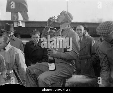 Marinaio vince la prima gara di grande strada di media stagione 66 . 33 mph . Guidando la sua Maserati ad una velocità media di 66 miglia all'ora , RJB Seaman The British Empire Trophy Race , la prima corsa classica britannica su strada della stagione a Donington Park , vicino Derby . P G Fairfield (e R A) era seconda e D G Everitt (Alfa Romeo) terza. Ventisette dei più grandi piloti britannici hanno gareggiato e ventimila spettatori hanno guardato la gara . Spettacoli fotografici , R J B Seaman si riposa dopo aver vinto la British Empire Trophy Race a Donington Park . 4 aprile 1936 Foto Stock