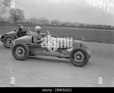 Marinaio che guida a una sola mano , vince la gara su strada dell'Impero britannico . Guidando il sollievo della strega per tutto 250 miglia del corso, R J B Seaman ( Maserati ) ha vinto la gara del trofeo dell'Impero britannico , la prima gara di auto grande della stagione a Donington Park , Derby . Ha una media di 66.33 miglia all'ora . P S Fairfield (e F A) era seconda e W C Everitt (Alfa Romeo) era terza. Ventisette dei migliori piloti britannici hanno gareggiato nell' evento. Spettacoli fotografici , i F Connellun , M G Midget e al asini (connera ) . 4 aprile 1936 Foto Stock