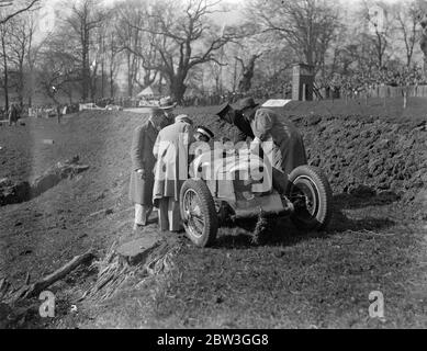 Il pilota sfugge in 100 miglia un'ora di crash alle gare di trofei British Empire . WEL Handley ha avuto una fuga incredibile , dalla morte , quando ha guidato Freddie Dixon' s Riley nella corsa del British Empire Trophy di 250 miglia a Donington Park , Derby . Pochi minuti dopo aver preso il controllo da Dixon Handley ha superato un angolo viaggiando a 100 miglia all'ora. La macchina ha lasciato la strada, ha colpito un ostacolo basso e saltando in aria rovesciato . Si raddrizzò e poi si girò più e più , per finire un relitto di fumo . Handley è stato trascinato dal sedile di guida praticamente intatto . Wal Handley è rinomato come Foto Stock