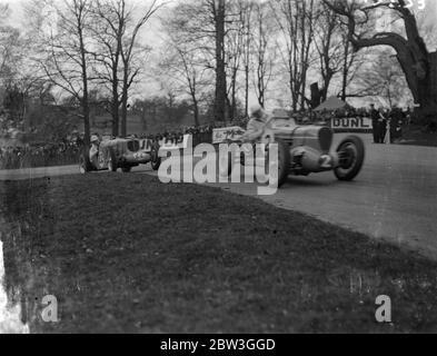 Marinaio vince la prima gara di grande strada di media stagione 66 . 33 mph . Guidando la sua Maserati ad una velocità media di 66 miglia all'ora , RJB Seaman The British Empire Trophy Race , la prima corsa classica britannica su strada della stagione a Donington Park , vicino Derby . P G Fairfield (e R A) era seconda e D G Everitt (Alfa Romeo) terza. Ventisette dei più grandi piloti britannici hanno gareggiato e ventimila spettatori hanno guardato la gara . Spettacoli fotografici , D Evans . 4 aprile 1936 Foto Stock