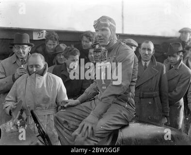 Marinaio vince la prima gara di grande strada di media stagione 66 . 33 mph . Guidando la sua Maserati ad una velocità media di 66 miglia all'ora , RJB Seaman The British Empire Trophy Race , la prima corsa classica britannica su strada della stagione a Donington Park , vicino Derby . P G Fairfield (e R A) era seconda e D G Everitt (Alfa Romeo) terza. Ventisette dei più grandi piloti britannici hanno gareggiato e ventimila spettatori hanno guardato la gara . Spettacoli fotografici , R J B Seaman si riposa dopo aver vinto la British Empire Trophy Race a Donington Park . 4 aprile 1936 Foto Stock