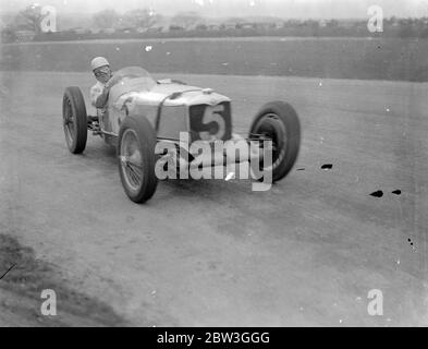 Marinaio che guida a una sola mano , vince la gara su strada dell'Impero britannico . Guidando il sollievo della strega per tutto 250 miglia del corso, R J B Seaman ( Maserati ) ha vinto la gara del trofeo dell'Impero britannico , la prima gara di auto grande della stagione a Donington Park , Derby . Ha una media di 66.33 miglia all'ora . P S Fairfield (e F A) era seconda e W C Everitt (Alfa Romeo) era terza. Ventisette dei migliori piloti britannici hanno gareggiato nell' evento. Spettacoli fotografici , Freddie Picom sul suo Riley . 4 aprile 1936 Foto Stock