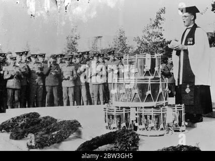 Servizio di drago di guardie di granadier prima della partenza dall'Egitto . Il battaglione della Guardia Grenadier, di stanza al Cairo, ha partecipato ad un servizio di batterista presso il cimitero britannico prima di lasciare l'Egitto per l'Inghilterra . Il battaglione deve essere ispezionato da re Edoardo quando arriva a Londra . Spettacoli fotografici , Guardie di Grenadier al servizio di drumhead al Cairo . 5 aprile 1936 Foto Stock